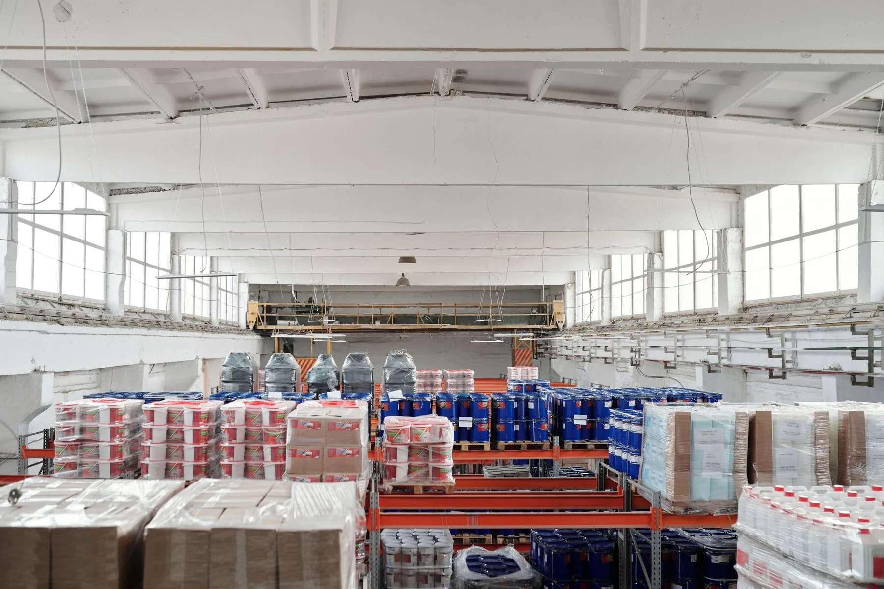 Mercadorias embaladas e organizadas em armazém — fotografia ilustrativa